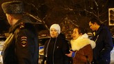 Seorang wanita menangis di lokasi ditemukannya puing-puing jatuhnya pesawat. Menteri Transportasi Rusia menyatakan identifikasi korban memerlukan pakar genetika dan berlangsung sedikitnya dua tiga bulan. (Sefa Karacan/Anadolu Agency)
