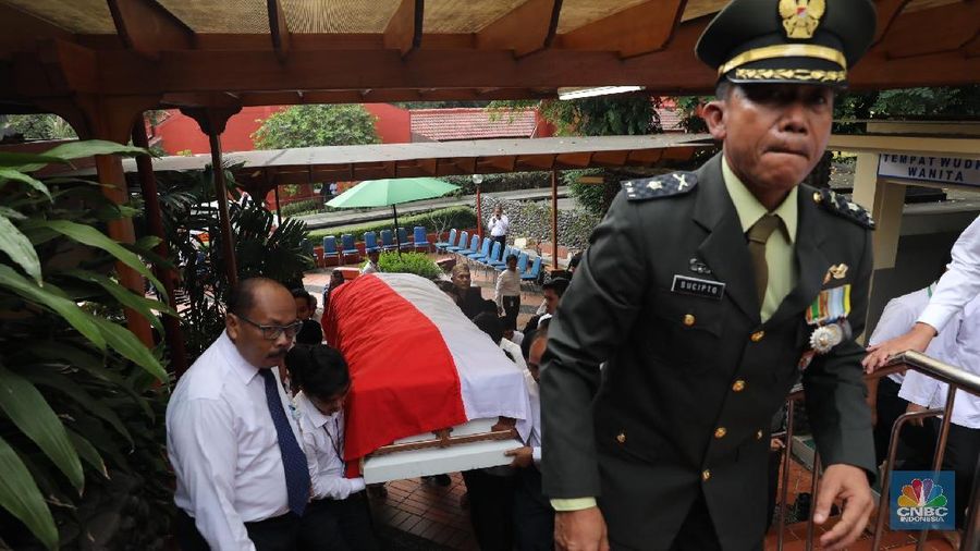 Mantan Gubernur BI dua periode Alm. Rachmat Saleh disholatkan di masjid Al Kautsar LPPI Jakarta sebelum dimakamkan di San Diego Hills, Karawang