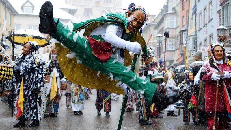 Ribuan Warga Jerman Mengikuti Karnaval Rose Monday. Karnaval tradisional Rose Monday merupakan puncak kegiatan pada musim karnaval jalanan Jerman.