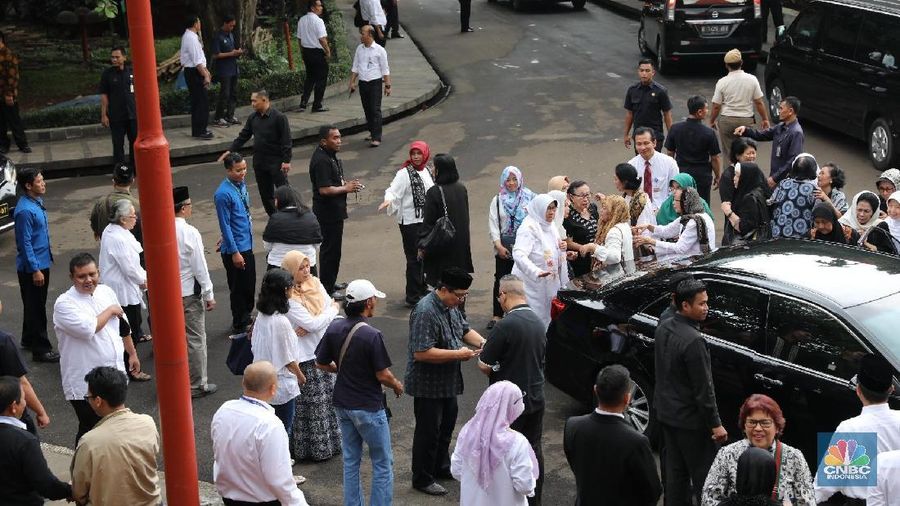 Mantan Gubernur BI dua periode Alm. Rachmat Saleh disholatkan di masjid Al Kautsar LPPI Jakarta sebelum dimakamkan di San Diego Hills, Karawang