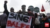 Aliansi Masyarakat Sipil yang melakukan aksi menyatakan tolak pengesahan rancangan KUHP, bahas ulang rancangan KUHP dengan pendekatan dekolonialisasi, KUHP berdasarkan hak Konstitusi warga negara dan pelibatan berbagai pihak, dan RKUHP harus memihak dan melindungi rakyat, bukan jualan politik penguasa.(CNN Indonesia/Andry Novelino)