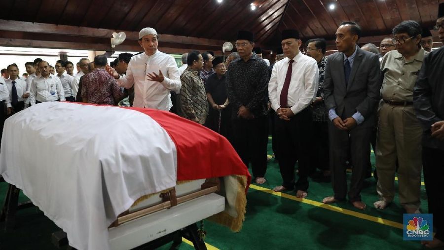 Mantan Gubernur BI dua periode Alm. Rachmat Saleh disholatkan di masjid Al Kautsar LPPI Jakarta sebelum dimakamkan di San Diego Hills, Karawang