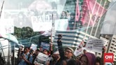 Aliansi Masyarakat Sipil menggelar aksi tolak Revisi Kitab Undang-undang Hukum Pidana (RKUHP) di depan gedung DPR RI, Jakarta, Senin, 12 Februari 2018. (CNN Indonesia/Andry Novelino)