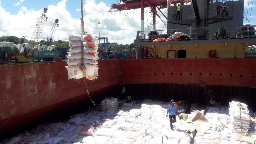 Bulog tengah mengkaji impor beras dengan kapal nasional.