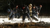 Tim penanganan darurat bekerja di lokasi jatuhnya pesawat. Lebih dari 400 orang dan 70 kendaraan dikerahkan. (REUTERS/Sergei Karpukhin)