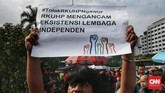 Aliansi Masyarakat Sipil menilai RKUHP yang akan dibahas dalam paripurna DPR sangat represif dan justru membuka ruang kriminalisasi bagi warga negara. (CNN Indonesia/Andry Novelino)