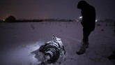 Bagian-bagian pesawat bertebaran di lokasi jatuhnya pesawat. Tim penyelidik menyebut pesawat hilang dari radar empat menit setelah lepas landas. (REUTERS/Maxim Shemetov)