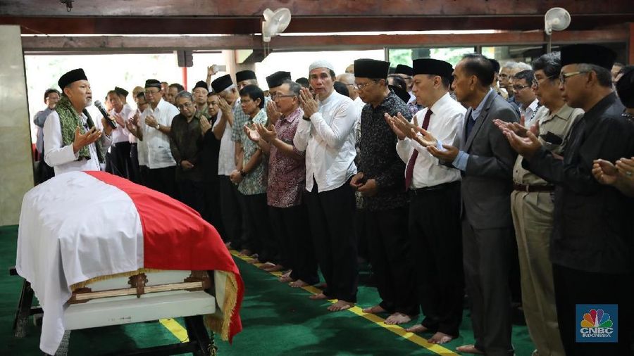 Mantan Gubernur BI dua periode Alm. Rachmat Saleh disholatkan di masjid Al Kautsar LPPI Jakarta sebelum dimakamkan di San Diego Hills, Karawang