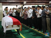 Gubernur BI Agus Marto Hadiri Pemakaman Rachmat Saleh