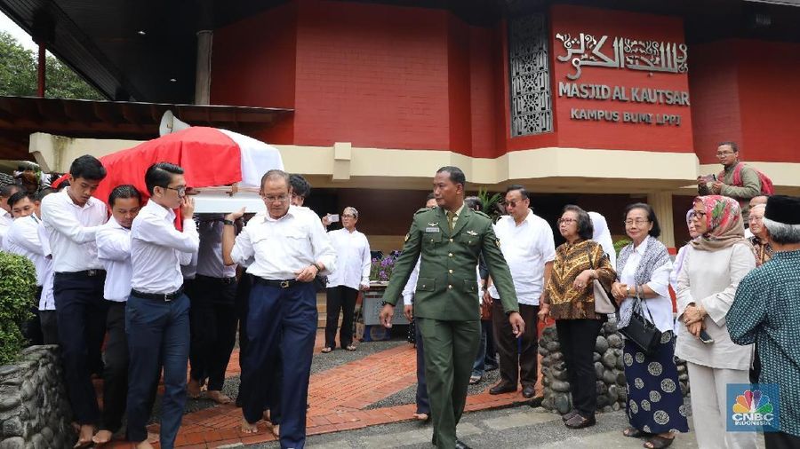 Mantan Gubernur BI dua periode Alm. Rachmat Saleh disholatkan di masjid Al Kautsar LPPI Jakarta sebelum dimakamkan di San Diego Hills, Karawang