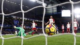 Victor Moses melesakkan bola ke gawang West Bromwich Albion pada menit ke-63, Chelsea unggul 2-0. (REUTERS/Eddie Keogh)