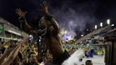 Beberapa hari sebelum karnaval tahunan Rio de Janiero, seorang anak perempuan berusia tiga tahun tewas dalam kejadian perampokan dan anak laki-laki 13 tahun terbunuh setelah terjebak dalam baku tembak antara polisi dengan bandar. (REUTERS/Ricardo Moraes)