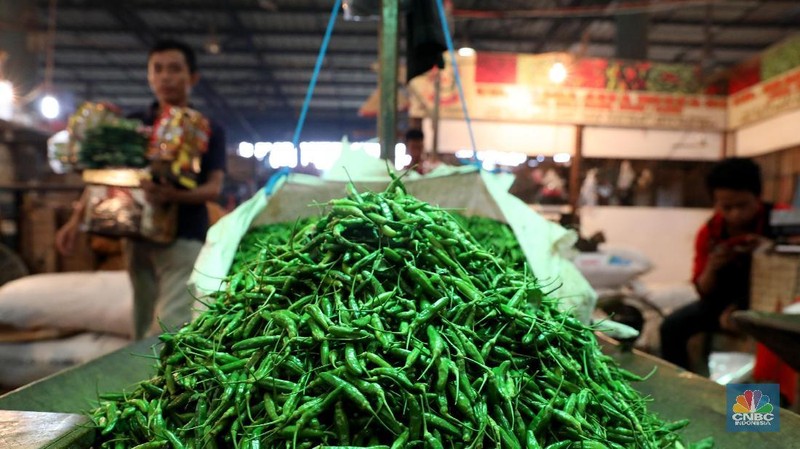 Beberapa harga komoditas pangan pantauan di Pasar Induk Kramat Jati mengalami penurunan parga
