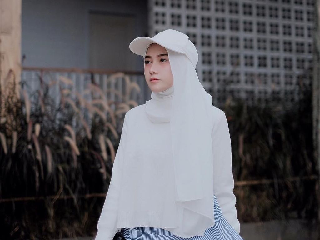  Foto  10 Gaya  Hijab Pakai  Topi  yang Kekinian Ala Nisa Cookie