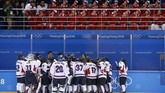 Sejumlah warga Korsel tercengang melihat penampilan pemandu sorak Korut ini. Menurut mereka, gaya tim Korut tersebut sangat kuno. (Reuters/Bryan Snyder)