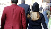 Sementara Mohaved, perempuan yang memicu gerakan terkini, dilaporkan ditahan selama sebulan sebelum dilepaskan dengan uang jaminan. (AFP Photo/Atta Kenare)