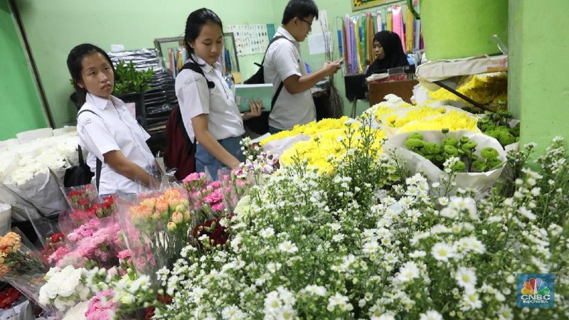 Jelang hari valentine pasar bunga Rawa Belong banyak dikunjungi pembeli.