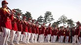 Berkostum merah, tim pemandu sorak perempuan itu siap membakar semangat para atlet hoki es gabungan Korut dan Korea Selatan yang berlaga melawan tim Swedia. (Yonhap via Reuters)