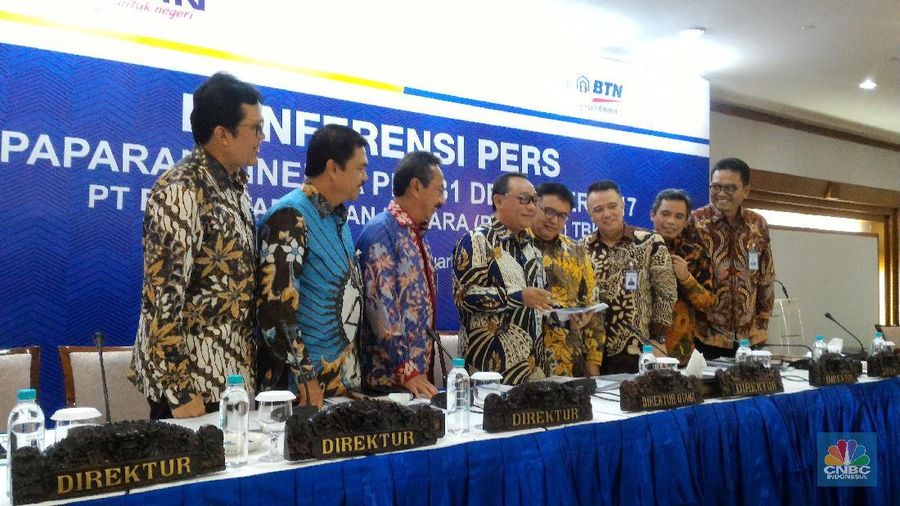 Emiten berkode BBTN ini juga terkena aksi jual hingga harga saham terkoreksi 1,57%.