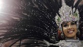Wanita cantik dengan beragam kostum memukau tetap memeriahkan karnaval tahunan yang diselenggarakan di Rio de Janiero, 11 Februari lalu. (REUTERS/Ricardo Moraes)