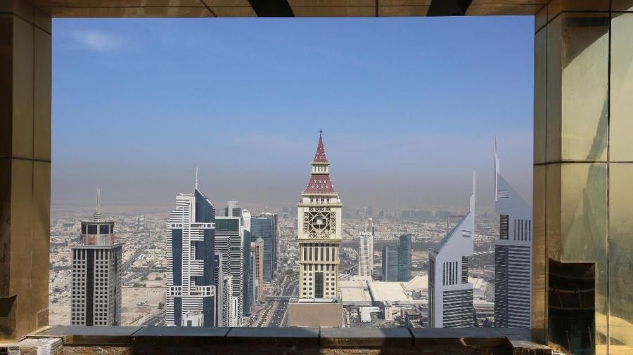Inilah hotel tertinggi dunia yang ada di Dubai. Hotel Gevora baru dibuka Minggu (11/2) kemarin. Hotel tersebut diklaim sebagai yang tertinggi di dunia. Ketinggiannya mencapai 356 meter, mengalahkan rekor sebelumnya yang dimiliki JW Marriott Marquis (355 meter). (REUTERS/Satish Kumar)