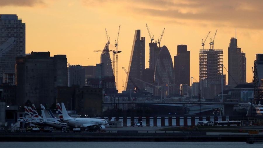 London City Airport akan dibuka kembali hari Selasa setelah bom PD II berhasil dipindahkan