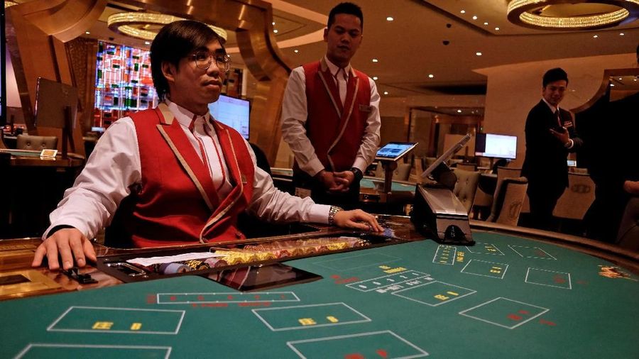 Karyawan di dalam kasino mempersiapkan pembukaan MGM Cotai di Macau, China, Senin (13/2/2018). (REUTERS/Bobby Yip)