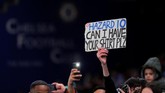 Salah satu fan Chelsea di tribune yang meminta kostum kepada Eden Hazard. Bintang The Blues tampil impresif dengan dua gol di laga itu. (REUTERS/Eddie Keogh)