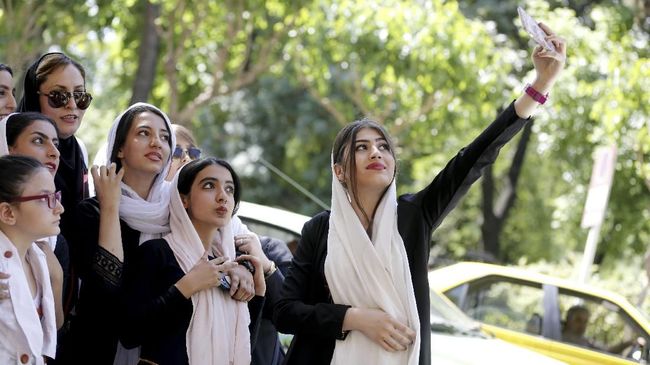 Dorong Pemrotes Jilbab Terjatuh, Netizen Kecam Polisi Iran