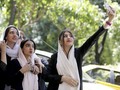 Dorong Pemrotes Jilbab Terjatuh, Netizen Kecam Polisi Iran