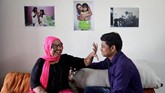 Korban siraman asam Pramodini Roul baru mendapatkan kembali penglihatannya setahun lalu setelah diserang dan baru pertama kali melihat pasangannya.
