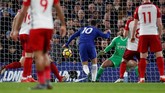 Eden Hazard cetak gol membuka keunggulan Chelsea 1-0 atas West Bromwich pada menit ke-25, assist dari Olivier Giroud. (REUTERS/Eddie Keogh)