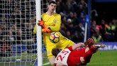 Thibaut Courtois menggagalkan upaya bek West Bromwich Albion, Craig Dawson. Kiper Chelsea itu kerap membuat para pemain lawan frustrasi. (REUTERS/Eddie Keogh)