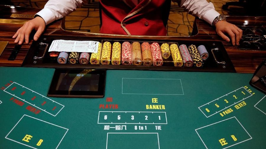 Karyawan di dalam kasino mempersiapkan pembukaan MGM Cotai di Macau, China, Senin (13/2/2018). (REUTERS/Bobby Yip)