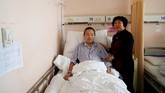 Huang Chenfeng setia menjaga suaminya Zheng Dingguo, yang dirawat di rumah sakit kanker. Pasangan tersebut dijodohkan oleh orangtuanya di tahun 1972. (REUTERS/Aly Song)