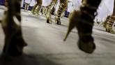 Belum lagi dengan beragam atraksi yang sudah disiapkan penampil yang melibatkan beragam komunitas dan sekolah kesenian di kota terbesar di Brasil itu. (REUTERS/Ricardo Moraes)