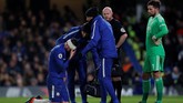 Olivier Giroud (kiri) mengalami cedera kepala karena terinjak bek West Bromwich, Ahmed Hegazy. (Reuters/Andrew)
