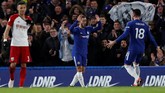 Selebrasi Eden Hazard melakukan selebrasi gol pertama bersama Olivier Giroud. Mantan striker Arsenal itu menjalankan peran dengan baik sebagai pemantul bola di lini serang. (REUTERS/Eddie Keogh)