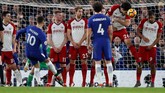 Salah satu peluang Eden Hazard di babak pertama diciptakan melalui tendangan bebas ke gawang West Bromwich Albion. (REUTERS/Eddie Keogh)