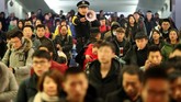 Banyak dari mereka bahkan rela berdiri sepanjang perjalanan, mengandalkan kekuatan tangan yang bergelantungan di atas tempat duduk kereta. (Reuters/Stringer)