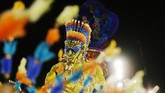 Beragam tarian khas Brasil, seperti tari Samba, dengan penampilan menarik menjadi sajian utama yang menyedot perhatian turis. (REUTERS/Pilar Olivares)