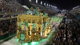 Sebanyak 6 juta orang, 1,5 juta di antaranya merupakan turis, diprediksi memenuhi sudut-sudut kota Rio de Janiero, Brasil, untuk memeriahkan karnaval tahunan tersebut. (REUTERS/Pilar Olivares)