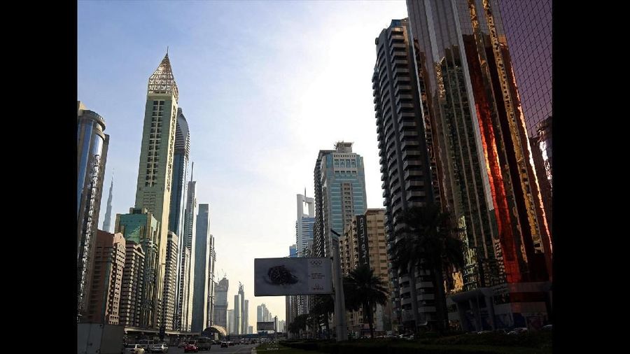 Inilah hotel tertinggi dunia yang ada di Dubai. Hotel Gevora baru dibuka Minggu (11/2) kemarin. Hotel tersebut diklaim sebagai yang tertinggi di dunia. Ketinggiannya mencapai 356 meter, mengalahkan rekor sebelumnya yang dimiliki JW Marriott Marquis (355 meter). (REUTERS/Satish Kumar)