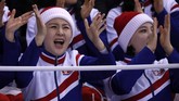 Meski senang dapat menyaksikan momen langka ini, sejumlah warga Korsel mengaku kasihan membayangkan kehidupan para pemandu sorak tersebut di tengah kekangan rezim Kim Jong-un. (Reuters/Bryan Snyder)