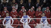 Mereka tetap berkonsentrasi di tengah terpaan jepretan kamera penonton yang antusias menyaksikan aksi pemandu sorak Korut untuk pertama kalinya. (AFP Photo/Ed Jones)