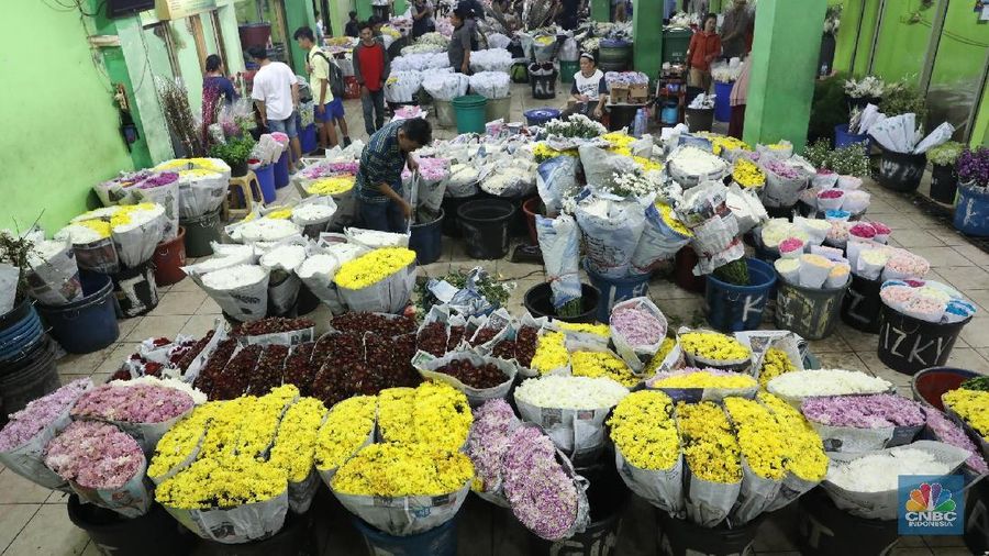 Jelang hari valentine pasar bunga Rawa Belong banyak dikunjungi pembeli.