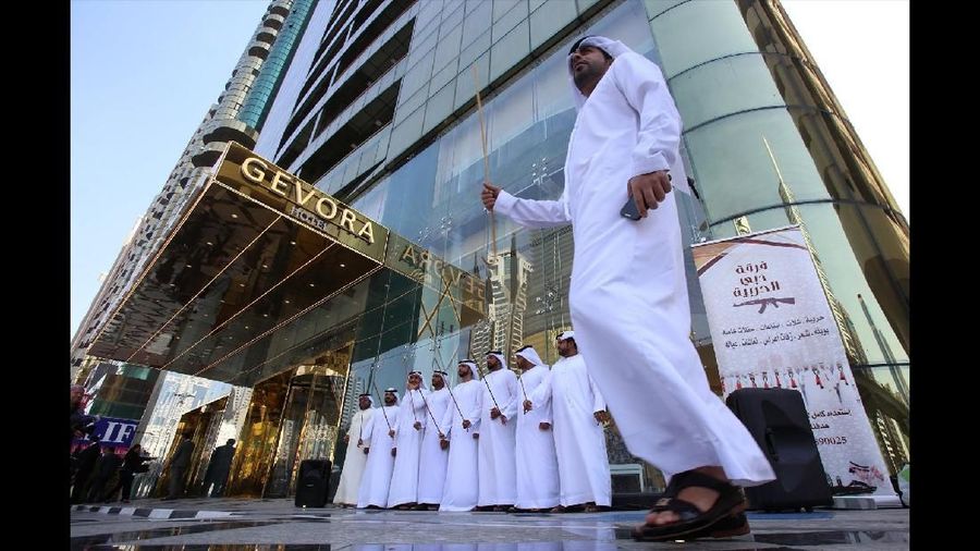 Inilah hotel tertinggi dunia yang ada di Dubai. Hotel Gevora baru dibuka Minggu (11/2) kemarin. Hotel tersebut diklaim sebagai yang tertinggi di dunia. Ketinggiannya mencapai 356 meter, mengalahkan rekor sebelumnya yang dimiliki JW Marriott Marquis (355 meter). (REUTERS/Satish Kumar)