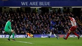 Victor Moses melepaskan tendangan keras ke gawang West Bromwich Albion. (REUTERS/Eddie Keogh)