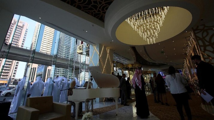 Inilah hotel tertinggi dunia yang ada di Dubai. Hotel Gevora baru dibuka Minggu (11/2) kemarin. Hotel tersebut diklaim sebagai yang tertinggi di dunia. Ketinggiannya mencapai 356 meter, mengalahkan rekor sebelumnya yang dimiliki JW Marriott Marquis (355 meter). (REUTERS/Satish Kumar)