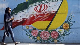 FOTO: Jejak Revolusi dan Kewajiban Berhijab di Iran